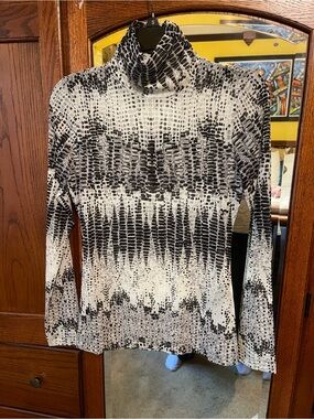 White House Black Market Black and White Patterned Top